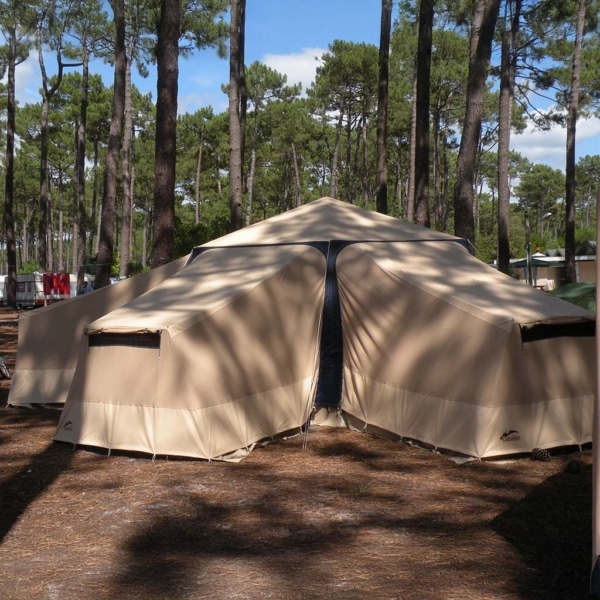 Multiple mesh windows for optimal ventilation in the Tente de Soleil.