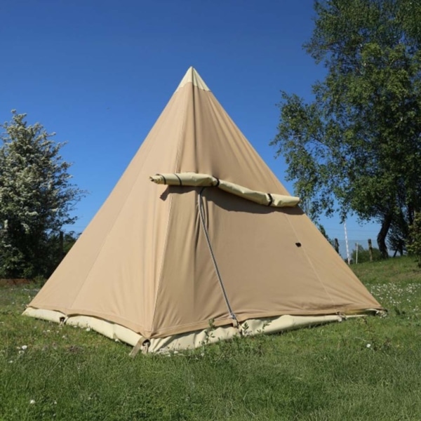 La tente Tipi Plume offre une expérience de camping confortable et authentique.