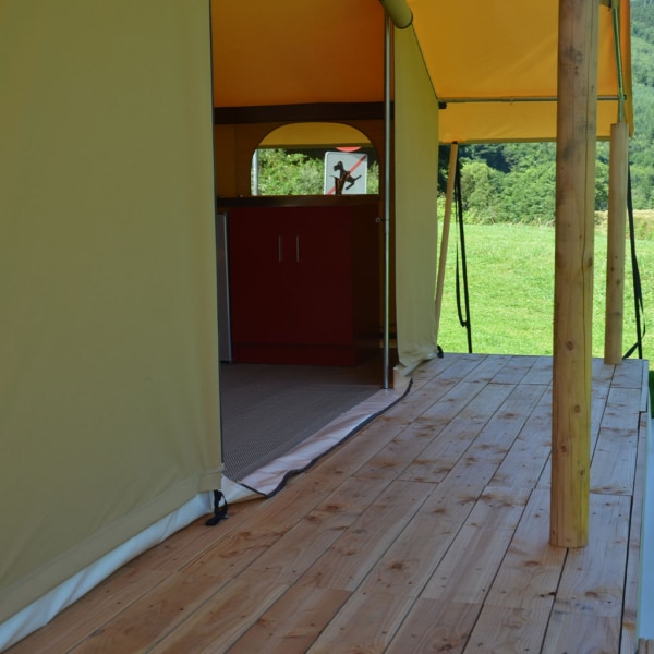 Classic 700 luxury tent with integrated terrace and ventilation windows.
